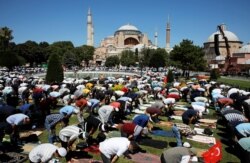 Umat Islam menghadiri salat Jumat di luar Masjid Agung Hagia Sophia, Istanbul, Turki, 24 Juli 2020.