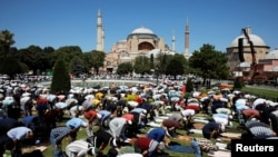 Hagia Sophia oo ay Muslimiintu salaadda Jimcaha ku oogayaan. 