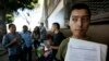 مهاجران فاقد مدارک قانونی در مقابل ساختمان مرکز خیریه موسوم به «ائتلاف برای حقوق انسانی مهاجران» در شهر لوس آنجلس - آرشیو