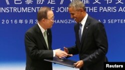 Le président américain Barack Obama, à droite, se serre la main avec le secrétaire général de l'ONU Ban Ki-moon lors d'une cérémonie de ratification conjointe de l'accord sur le changement climatique de Paris avant le sommet du G20 au Guest House de l'Etat à Hangzhou, Chine, le 3 septembre 2016.