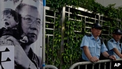 10일 홍콩 소재 중국연락사무소 앞에서 인권운동가 류샤오보 씨의 석방을 요구하는 시위가 벌어졌다. 