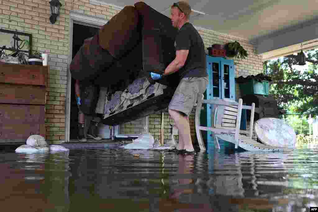 &nbsp; Louisiana&#39;da 13 kişinin hayatını kaybettiği sel baskınından bir kare.