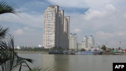Các tòa nhà cao tầng bên bờ sông Sài Gòn