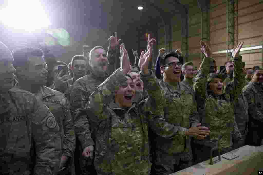 Miembros de las fuerzas armadas aplauden mientras el presidente Donald Trump habla en un mitin en la base aérea de Al Asad, Irak. El presidente dice que &quot;no tiene ningún plan en absoluto&quot; para eliminar tropas estadounidenses del país.&nbsp; 