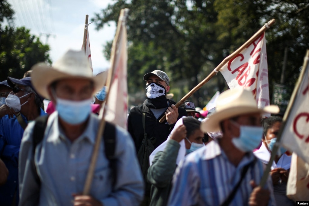 A pesar de los bloqueos en retenes policiales, diversos grupos de manifestantes convergieron en el parque Cuscatlán de la capital.