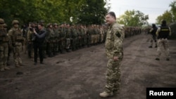 Президент України Петро Порошенко під час зустрічі з українськими військовослужбовцями, Слов'янськ, 8 липня 2014 року