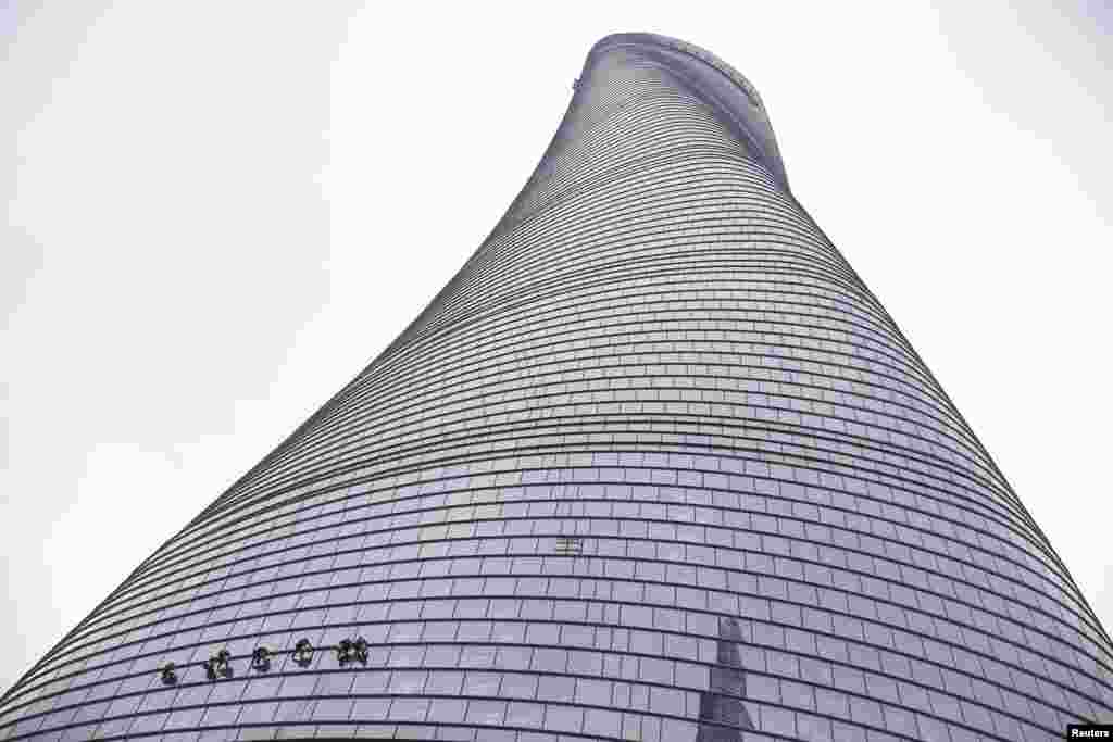 Workers clean the exterior of skyscraper Shanghai Tower in the financial district of Pudong in Shanghai, China.