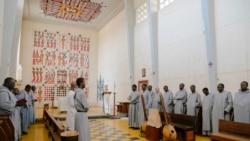 Les moines assistent à la messe à l'intérieur de l'église de l'abbaye de Keur Moussa, au Sénégal, le 19 mai 2021.