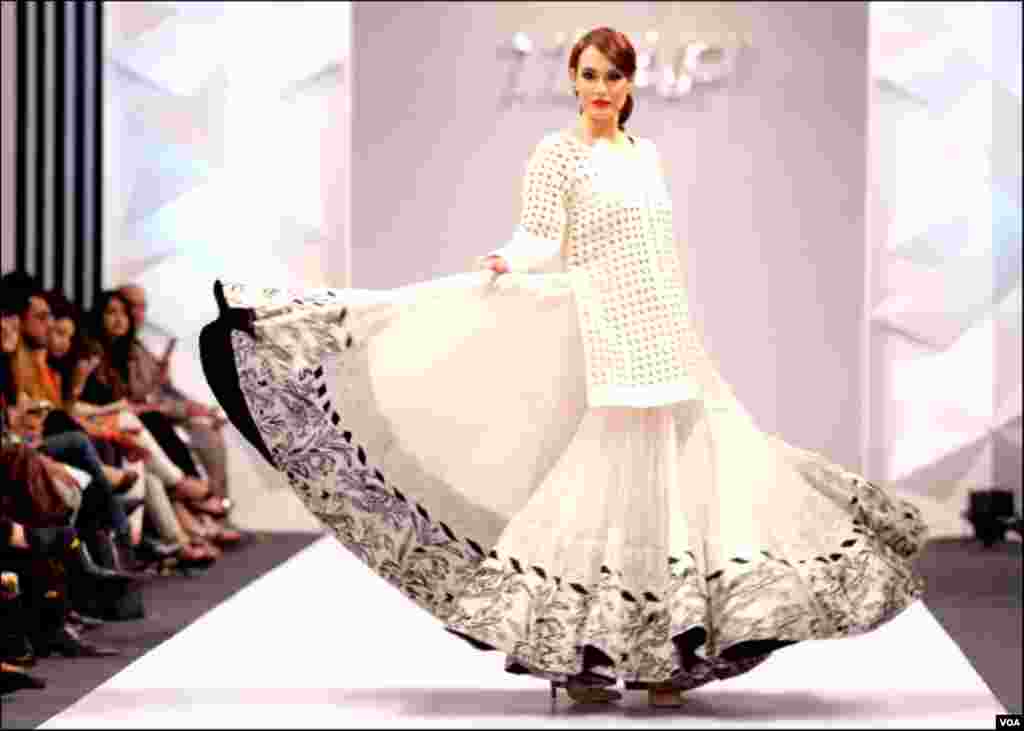 پاکستان کی نامور ماڈل نادیہ حسین ہلکے رنگوں سے سجے ملبوسات کی نمائش کرتے ہوئے۔