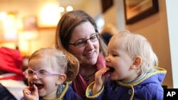 Michelle Moore dan anak kembarnya. Warga Lake Oswego, Oregon ini adalah salah seorang yang skeptis terhadap vaksin.