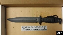 Cuchillo estilo militar que portaba el sospechoso Usaama Rahim, cuando cayó abatido a tiros por la policía.