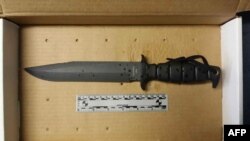 Kantor Polisi Boston di Boston, Massachusetts menunjukkan pisau yang dihunuskan oleh tersangka Usaama Rahim, 2 Juni 2015. 