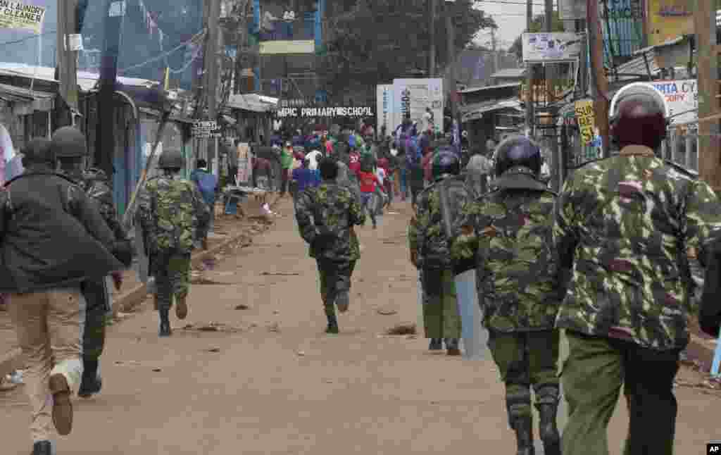 La police disperse les manifestants à Kibera Slums, Nairobi, 23 mai 2016.