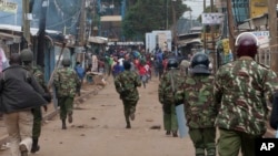 Des policiers pourchassent des protestataires lors d'une manifestation à Kibera Slums, Nairobi, Kenya 23 mai 2016. (AP Photo / Sayyid Azim)