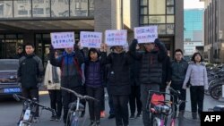 十來名北京大學學生2018年12月28日在校園示威，抗議學校當局改組北大馬克思主義學會領導層。他們舉著“要工農之馬會，不要官僚之馬會”，“堅決抗議改組”等標語。