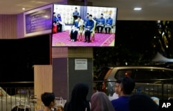 People at a restaurant watch TV showing former strongman Mahathir Mohamad being sworn in as the new Malaysian Prime Minister in Kuala Lumpur, Malaysia on May 10, 2018.