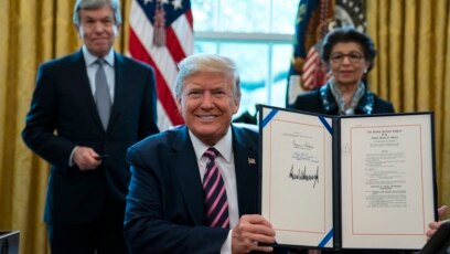 Tổng thống Trump ký vào dự luật về gói hỗ trợ tác động vì virus Corona.