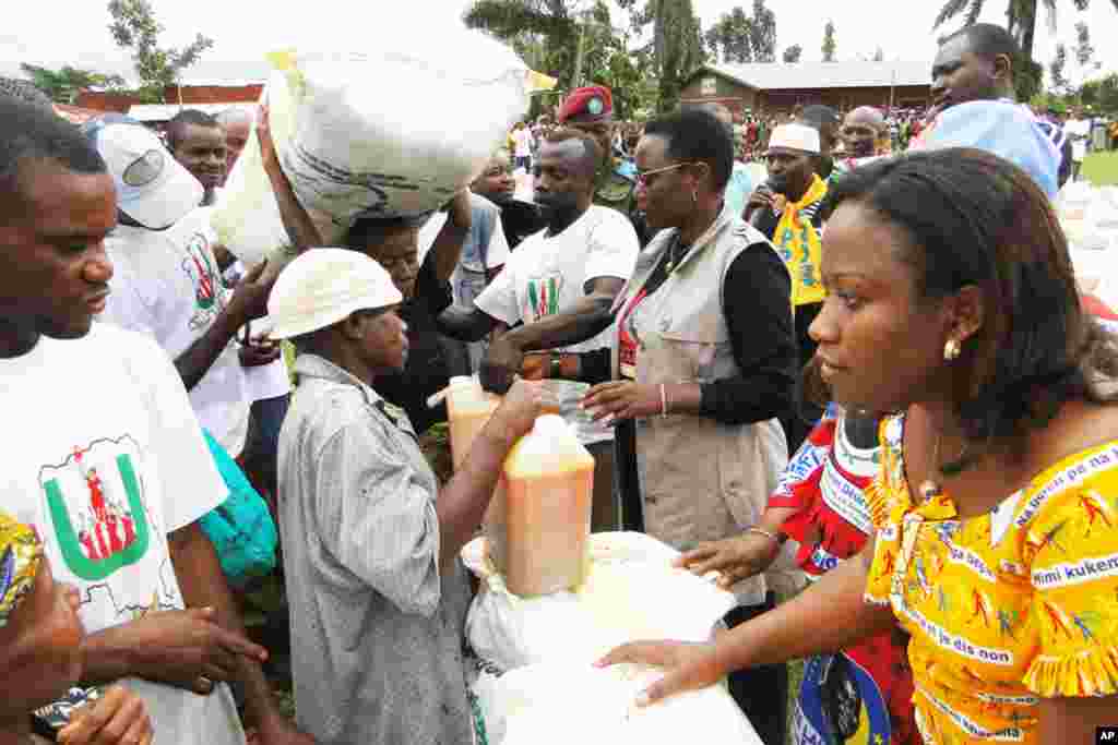 Janet Kabila akitowa msaada kwa waathiriwa wa vita katika kijiji cha Uele ya Juu, jimboni Oriental