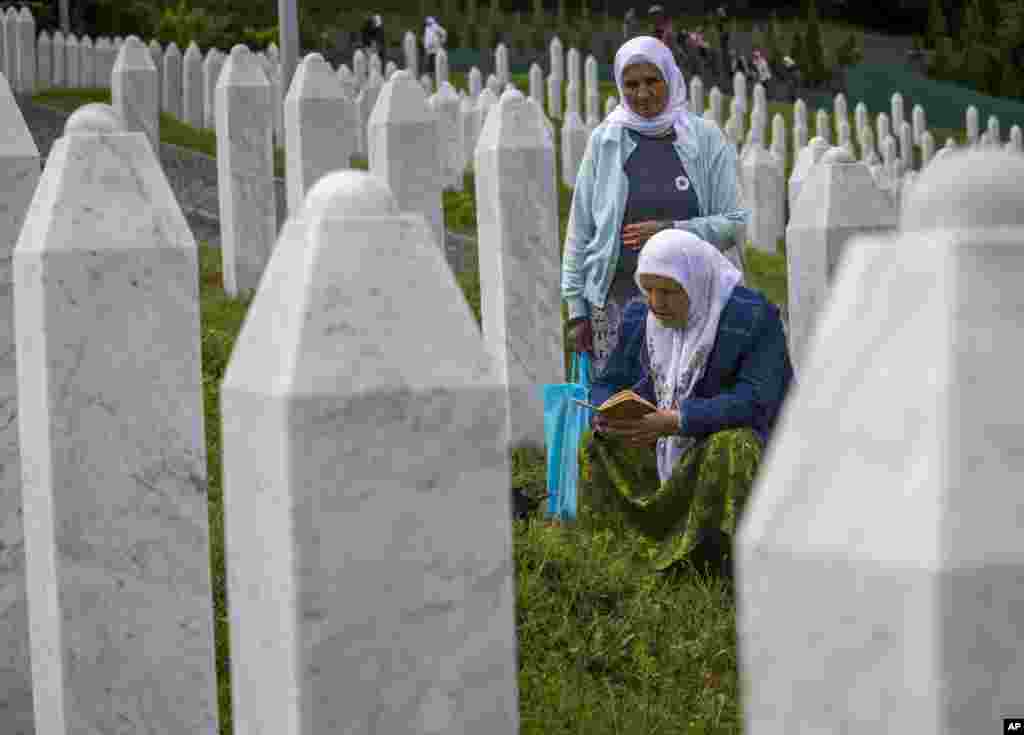 در سالگرد نسل کشی مسلمانان بوسنی، گروهی در قبرستان&zwnj;ها یاد قربانیان را گرامی می&zwnj;دارند.&nbsp;