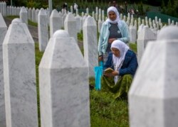 ARHIVA - Rođake žrtava na groblju u Potočarima 10. jula 2019. (Foto: AP)