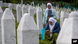 ARHIVA - Potočari nadomak Srebrenice gde su sahranjene do sada pronađene žrtve genocida u Srebrenici (Foto: AP/Darko Bandić)
