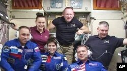 (Ảnh tư liệu) - Các thành viên đoàn thám hiểm 42 lên Trạm Không gian Quốc tế ở module hậu cần Zvezda.