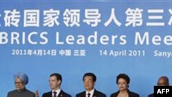 Các nhà lãnh đạo trong khối BRICS (từ trái): Thủ tướng Ấn Ðộ Manmohan Singh, Tổng thống Nga Dmitry Medvedev, Chủ tịch Trung Quốc Hồ Cẩm Ðào, Tổng thống Brazil Dilma Rousseff, và Tổng thống Nam Phi Jacob Zuma chụp hình lưu niệm trước hội nghị thượng đỉnh t