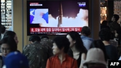 지난 10일 한국 서울역에 설치된 TV에서 북한의 추가 미사일 발사 관련 뉴스가 나오고 있다.