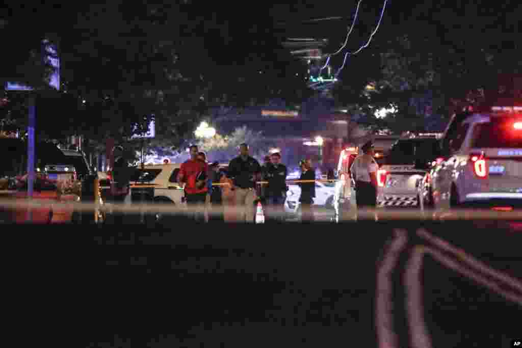 Autoridades trabajando en el lugar de un tiroteo masivo, el domingo 4 de agosto de 2019 en Dayton, Ohio. (AP Foto/John Minchillo)