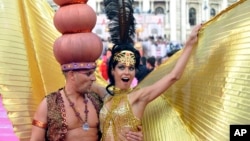 Guests in fancy costumes arrive for the opening ceremony of the 21st Life Ball in front of city hall in Vienna, Austria, May 25, 2013. 