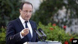 Presiden Perancis François Hollande dalam konferensi pers setelah menghadiri KTT Negara-negara Wilayah Laut Tengah mendesakkan perlunya campur tangan militer untuk menyelesaikan masalah di Mali utara (foto, 5/10/2012).