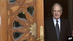 US Mideast envoy George Mitchell leaves following his meeting about Mideast peace talks with Egyptian Foreign Minister Ahmed Aboul Gheit, not pictured, in Cairo, Egypt, Oct 3, 2010