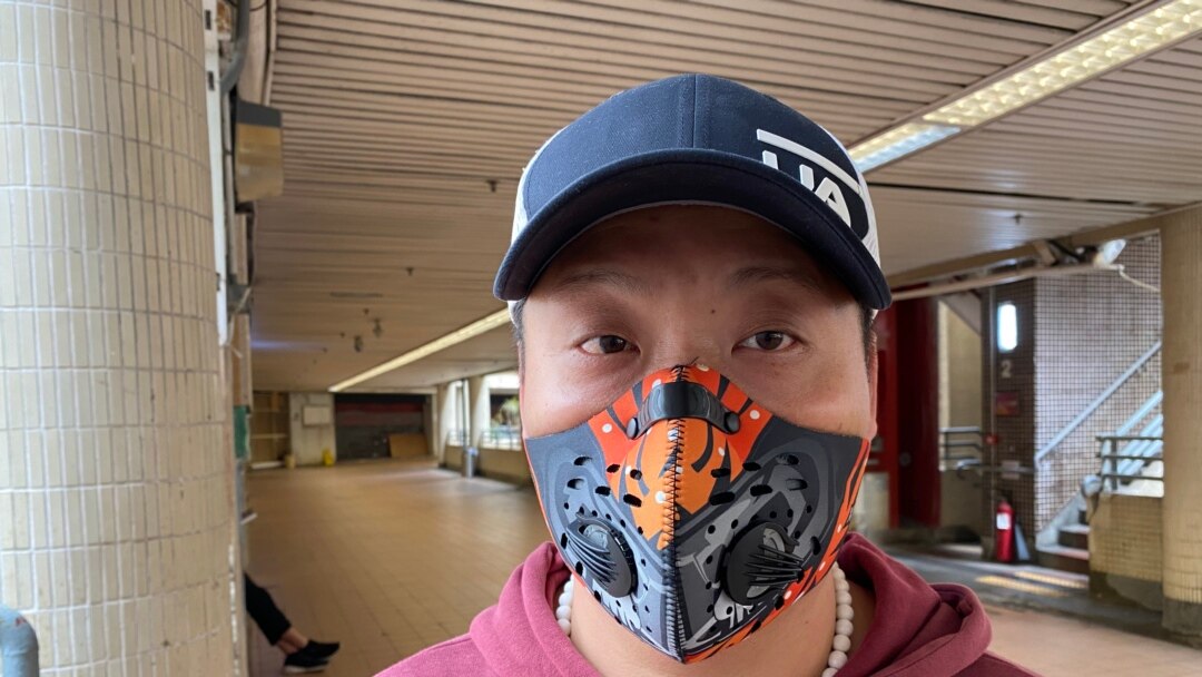 戴上可重用運動口罩的康美樓住戶邱先生擔心發生淘大花園沙士疫情大爆發翻版。(美國之音 湯惠芸拍攝)