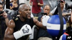 Floyd Mayweather s'entraîne devant les cameras, le 10 août 2017 à Las Vegas.