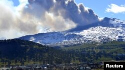 El volcan Copahue en la frontera andina entre Chile y Argentina, lanza una columna de humo y cenizas.