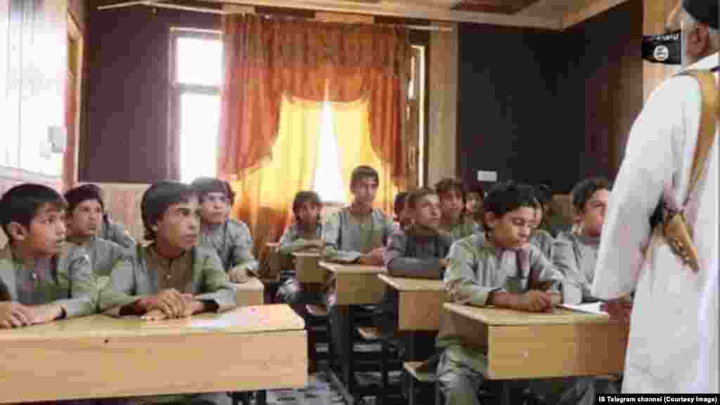 IŞİD&#39;in kontrolundaki Rakka&#39;da ortaokula başlayan çocuklar