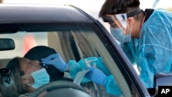 Тестирование на коронавирус можно пройти, не выходя из машины. Аризона, Финикс, лето 2020 г. (архивное фото) 