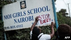 Des militantes mobilisées contre le viol présumé de trois filles à la Moi Girls School, à Nairobi, au Kenya, le 4 juin 2018.