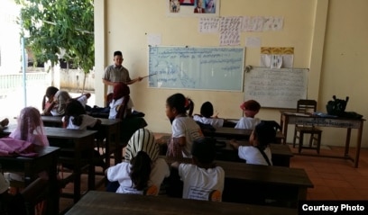 Children from the Cham muslim community sit in for Cham language and script learning. (Courtesy photo of Leb Ke)