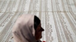 Žena stoji ispred Memorijalnog centra tokom ceremonije pokopa 136 novoidentifikovanih žrtava u Potočarima, kod Srebrenice, Bosna i Hercegovina, 11. jula 2015.