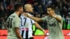 Cristiano Ronaldo (à droite) se congratule avec Rodrigo Bentancur après un but contre Udinese, Italie, le 6 octobre 2018 