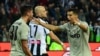 L'attaquant portugais de la Juventus Cristiano Ronaldo (à droite) se congratule avec son coéquipier uruguayen Rodrigo Bentancur (à gauche) après le premier but de leur équipe lors du match de football de Série A italienne contre Udinese Calcio au stade D