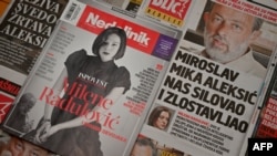 Fotografija snimljena u Beogradu 26. januara 2021. godine prikazuje različite naslovne stranice glavnih novina i časopisa nakon što je glumica Milena Radulović svog bivšeg učitelja drame javno optužila za silovanje.