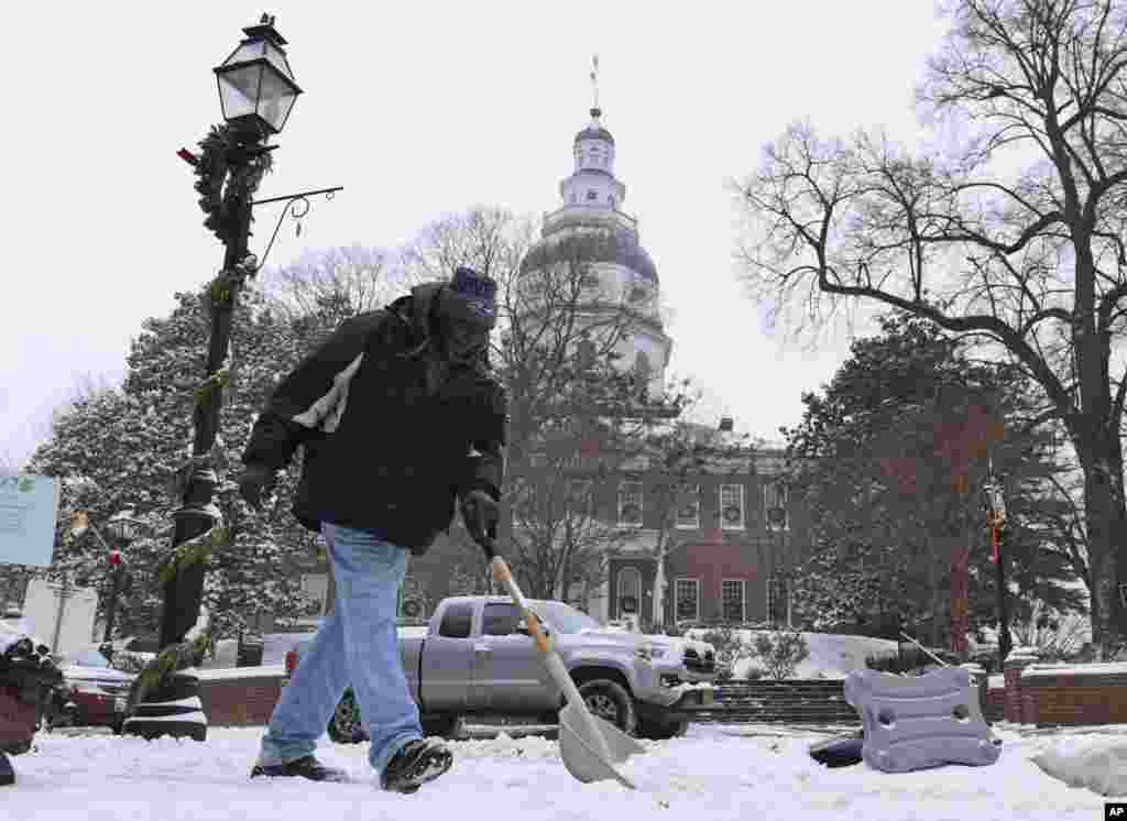 Collester Smith d&#39;Annapolis, enléve la neige à Annapolis, à Maryland, le jeudi 4 janvier 2018.