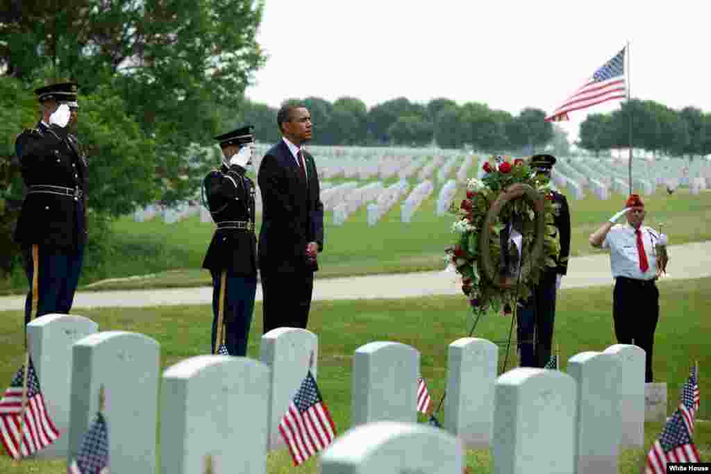 Обама на цвинтарі