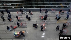 konsumatorët presin të hyjnë në një supermarket Target në Manhatan, Nju Jork