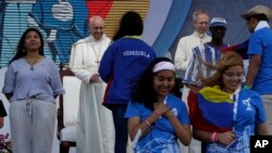 El papa Francisco recibe a representantes de diferentes países que asistieron a un evento del Día Mundial de la Juventud en Ciudad de Panamá, el jueves 24 de enero de 2019.