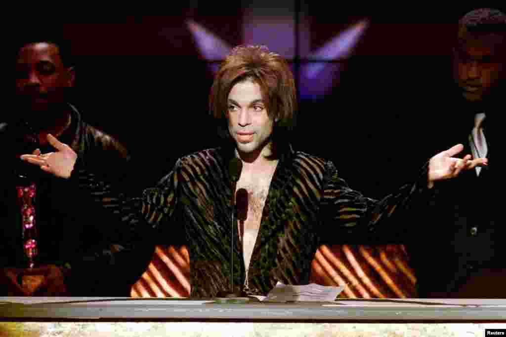 Prince, yang sempat memakai nama &quot;The Artist,&quot; menerima penghargaan sebagai Artis Pria Terbaik Abad ini pada Soul Train Music Awards ke-14, 2000.&nbsp;(AP/Kevork Djansezian)
