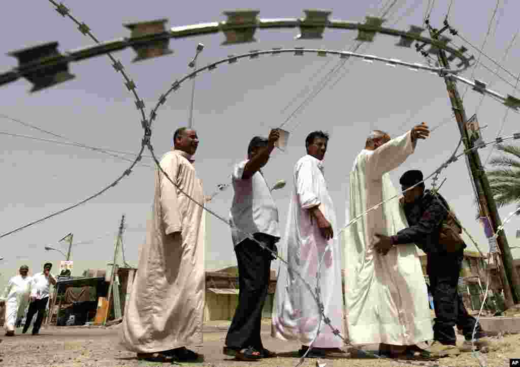 Iraqi citizens are searched before casting their votes during the country&#39;s provincial elections in Fallujah, June 20, 2013.&nbsp;