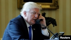美国总统川普2017年1月28日在白宫椭圆形办公室打电话（资料照片）。